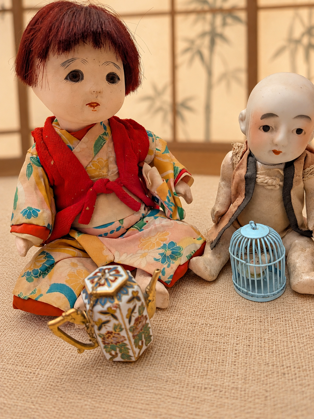 Deux poupées japonaises aux visages clairs — collection de Mireille — Les deux poupées de Mireille : vue d’ensemble dans la présentation fournie — vue 2.