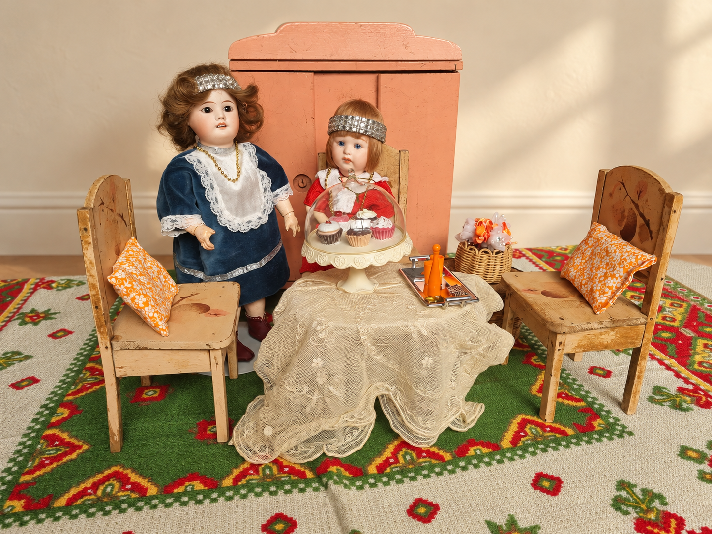 Bleuette et Loulotte — un bon dimanche chez Chris — Vue d’ensemble du salon miniature avec les deux poupées, les chaises et le goûter — vue 1.