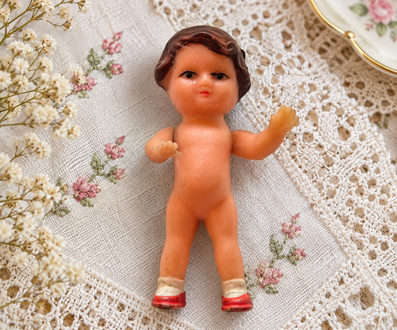 Une petite poupée ARI : histoire, matières et variantes — collection de Véronique — Petite poupée ARI identifiée par Dorothée, d’environ 5 cm selon Véronique, avec cheveux bruns moulés et chaussures rouges peintes. Datation proposée : probablement années 1950–1970, à préciser — vue 1.