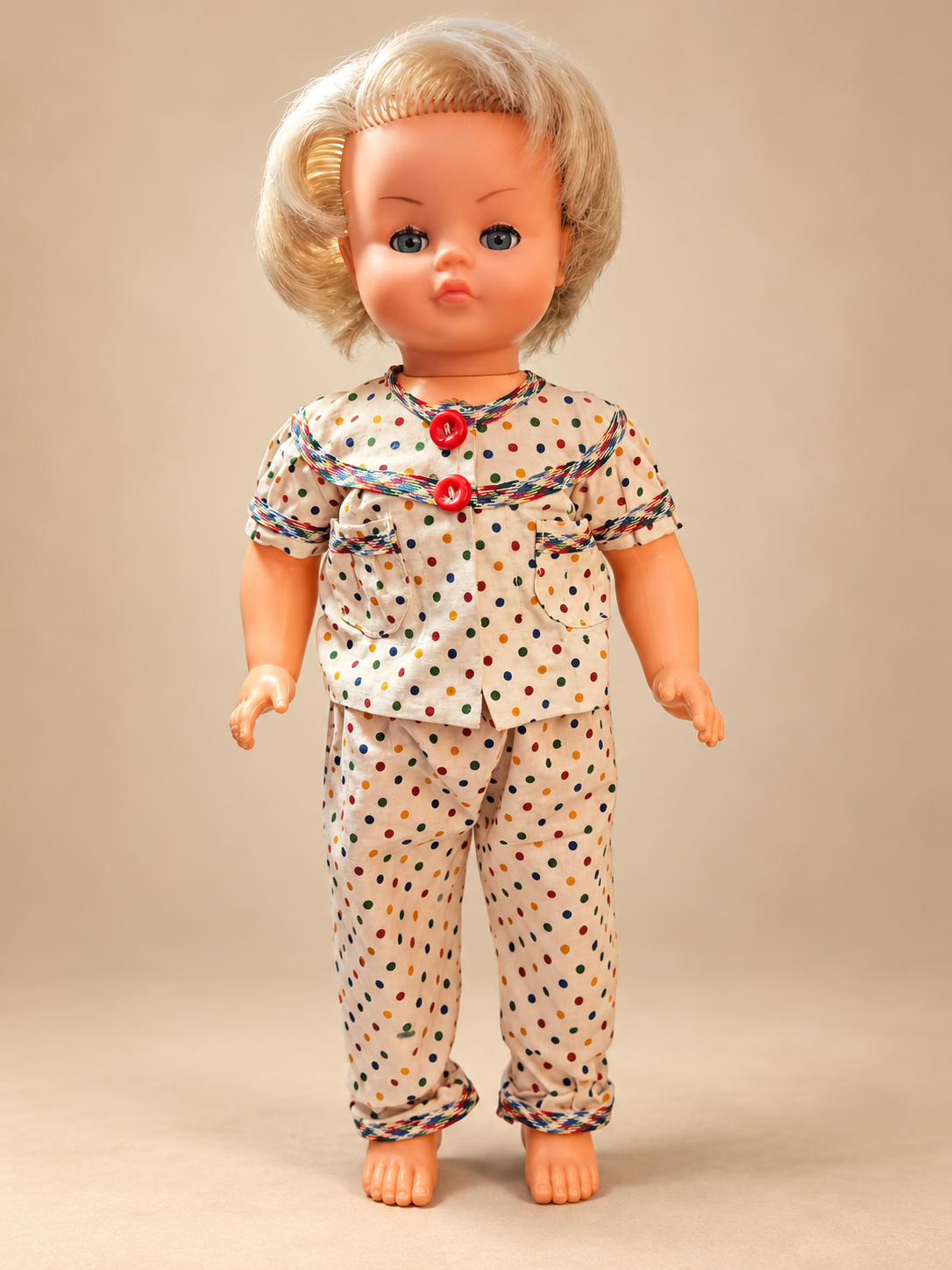 Claire de Gégé — 38 cm — Claire de Gégé, photographiée debout en pyjama à pois multicolores — vue 1.