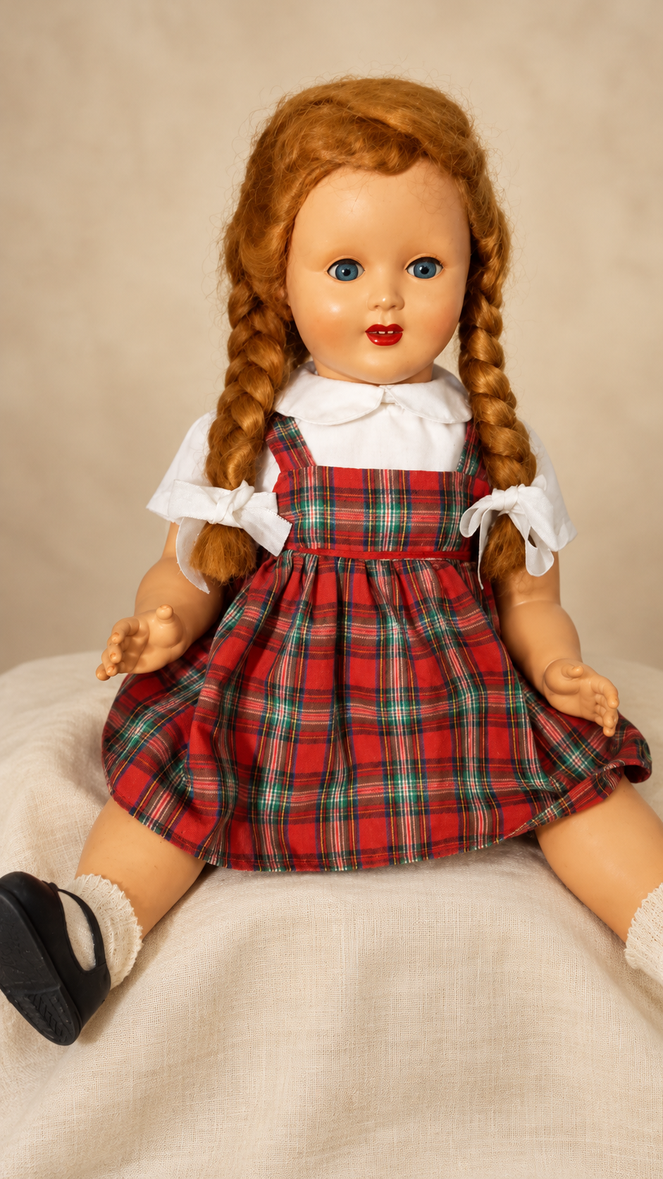 Poupée Gégé de Marie — cadeau de Noël des années 1950 — La poupée Gégé de Marie, en robe de tartan rouge et longues nattes rousses — vue 1.
