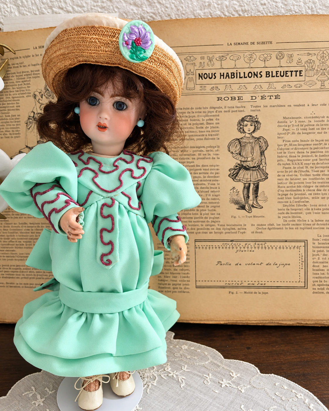 Bleuette à tête Jumeau — robe d’été de 1907 réalisée par Louise — Bleuette en robe d’été réalisée par Louise d’après le patron de 1907 — vue 1.
