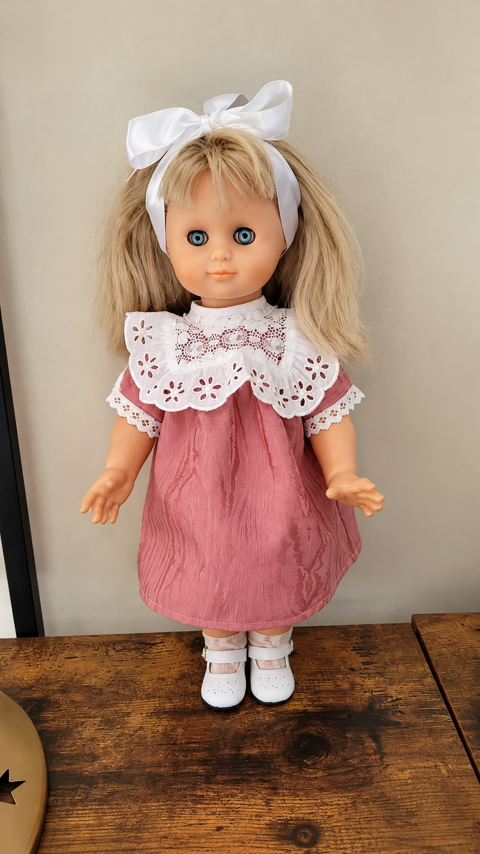 Émilie Petitcollin — nouvelle robe Modes & Travaux — Émilie en robe rose avec col de dentelle blanche et grand nœud blanc dans les cheveux — vue 1.