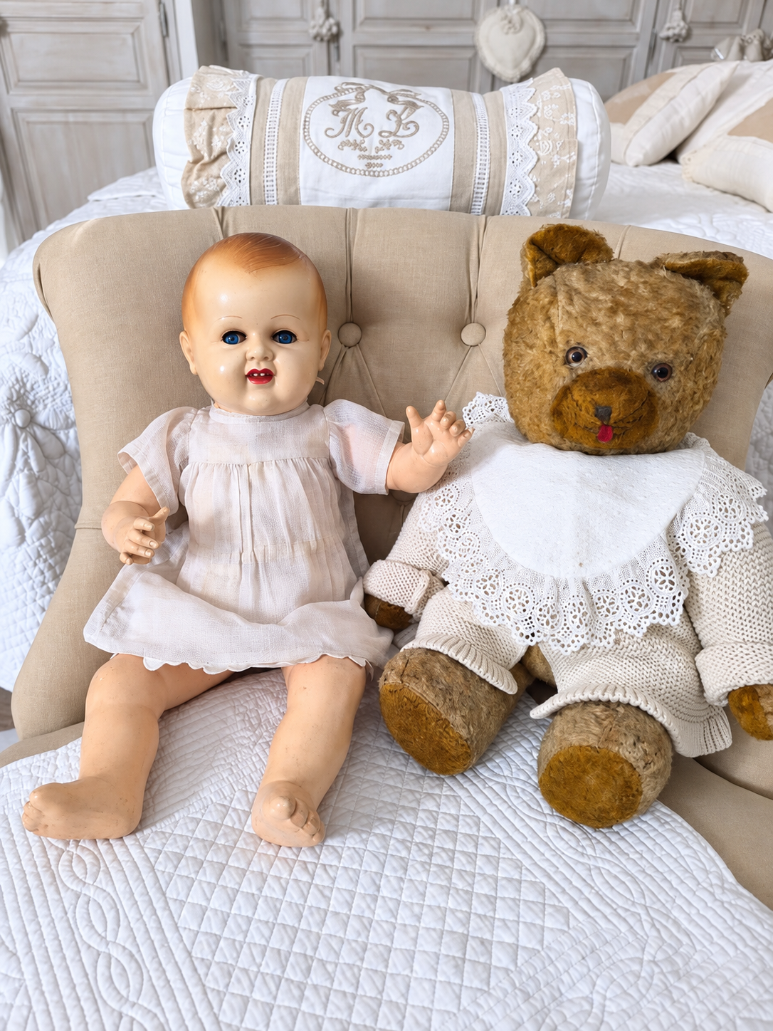 Petite Raynal au corps souple — collection de Jacqueline — La petite Raynal de Jacqueline dans sa tenue ancienne cousue à la main, accompagnée d’un ours — vue 1.