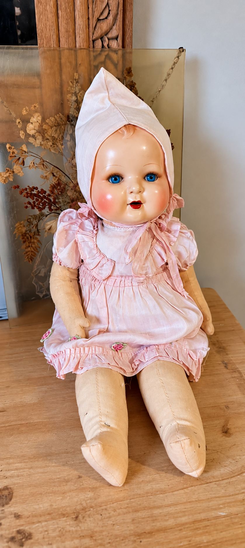 Strampelchen — série 106, attribution Schildkröt à vérifier — Bébé ancien assis en bonnet rose et vêtement rose clair ; jambes et bras en tissu — vue 1.