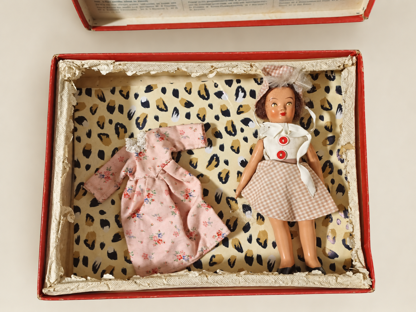 Lili d’Unica, son coffret et ses vêtements cousus main — collection de Françoise — Lili dans son coffret avec son trousseau — vue 1.