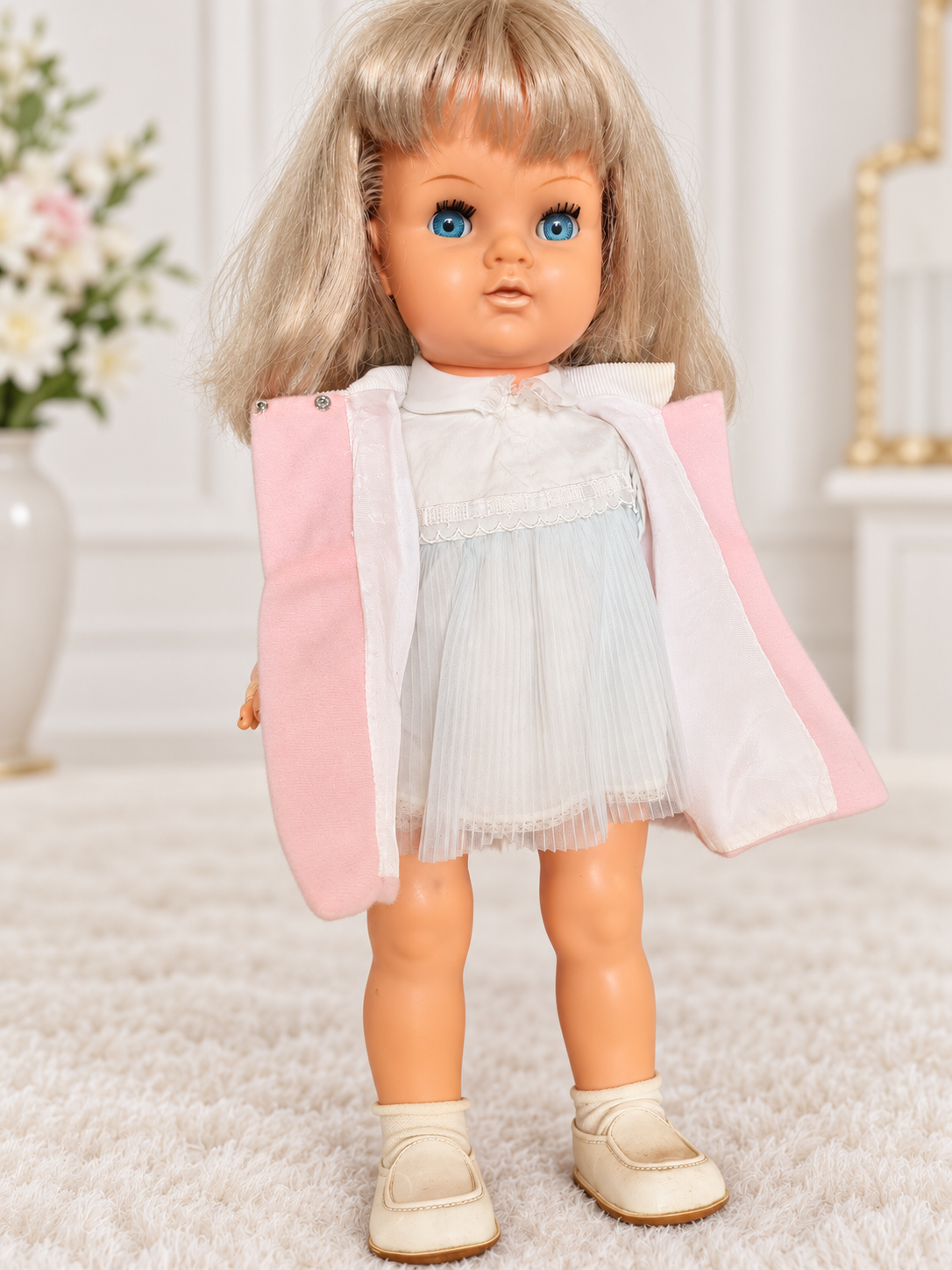 Suzie de Bella dans sa tenue d’origine complète — collection de Chris — Le manteau rose ouvert révèle la robe claire plissée de la tenue d’origine de Suzie de Bella. Collection de Chris ; mécanisme non testé — vue 2.