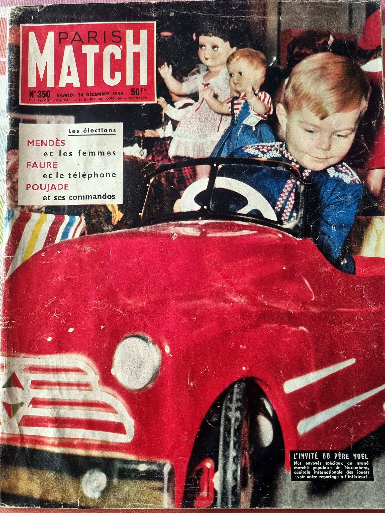 Noël 1955 à Nuremberg : les jouets dans Paris Match — archives de Chris — Couverture de Paris Match n° 350, samedi 24 décembre 1955 : enfant dans une voiture rouge, poupées à l’arrière-plan. Exemplaire partagé par Chris — vue 1.