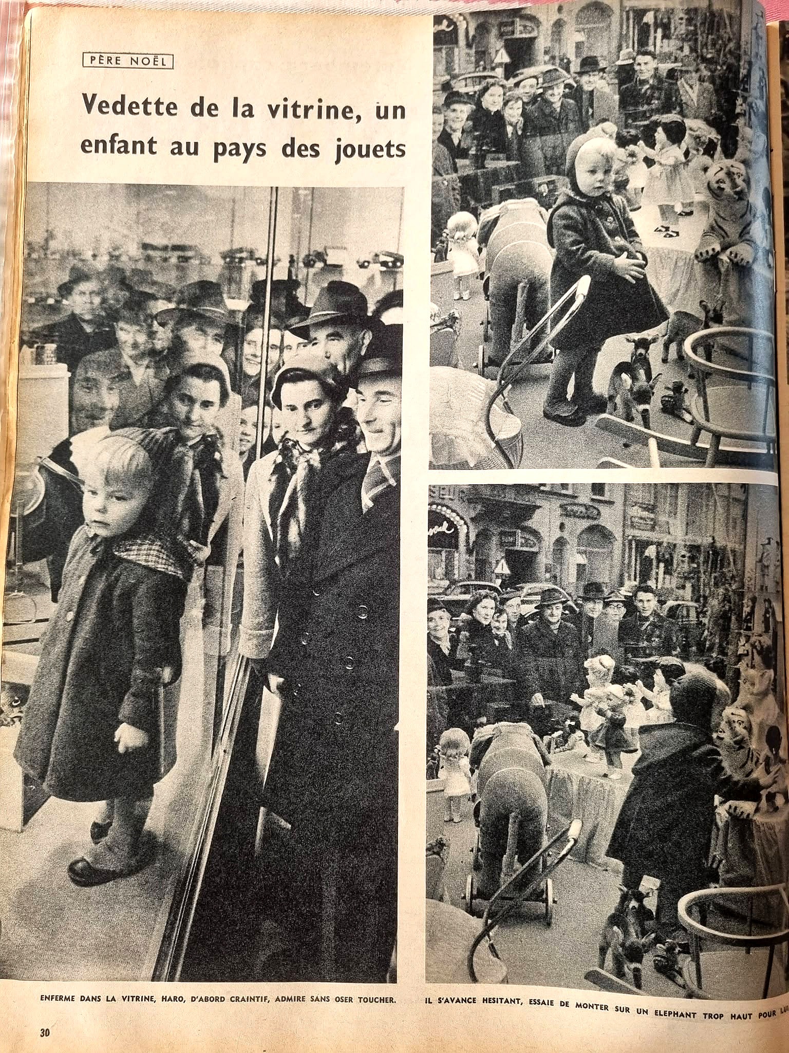 Noël 1955 à Nuremberg : les jouets dans Paris Match — archives de Chris — Page 30 du reportage : un enfant dans la vitrine, entouré de poupées, de peluches et de jouets, sous les regards des passants. Paris Match, 1955 ; document partagé par Chris — vue 3.