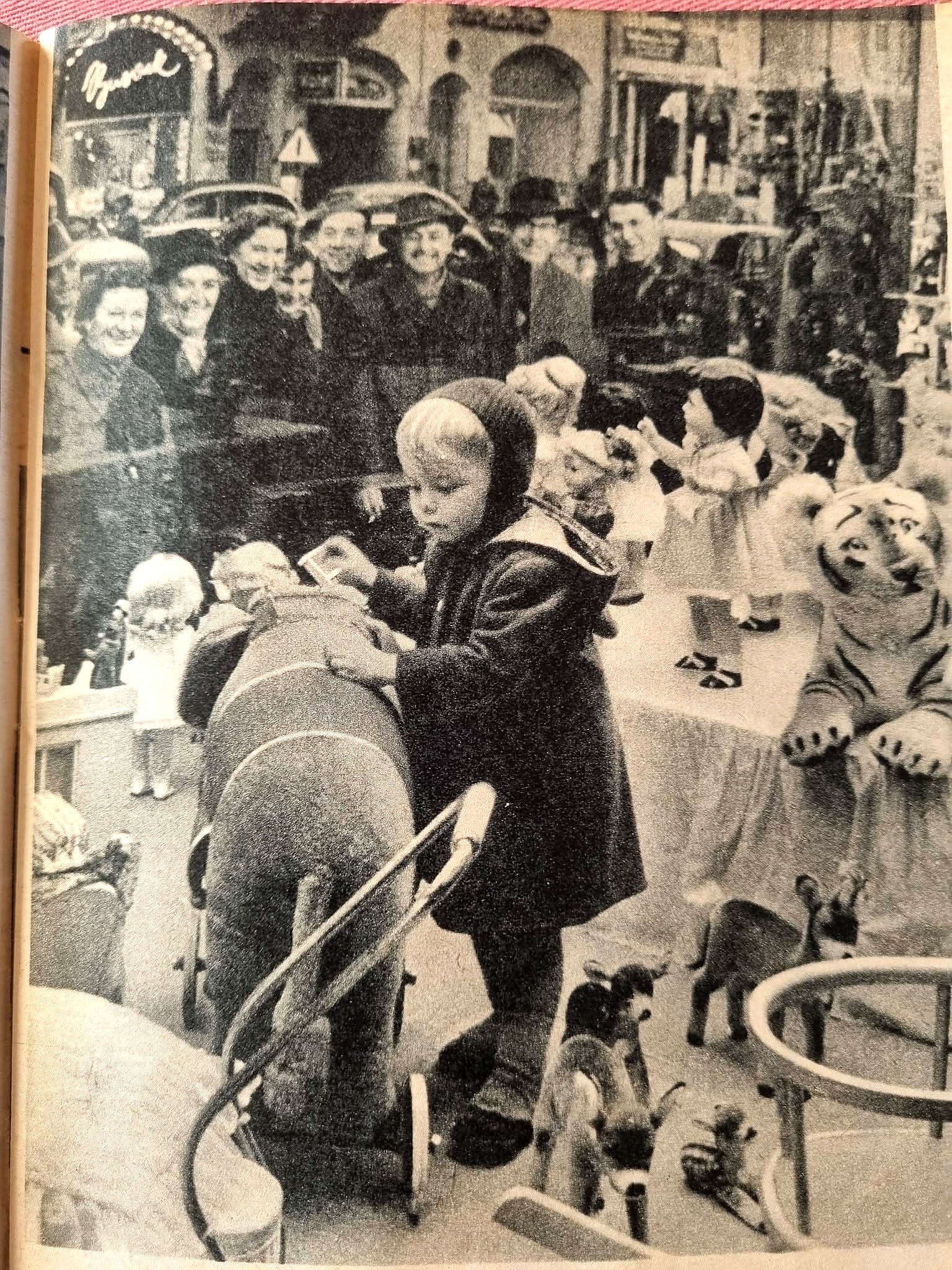 Noël 1955 à Nuremberg : les jouets dans Paris Match — archives de Chris — Autre détail de la vitrine : enfant près de l’éléphant, poupées et peluches autour de lui. Paris Match, 1955 ; document partagé par Chris — vue 8.