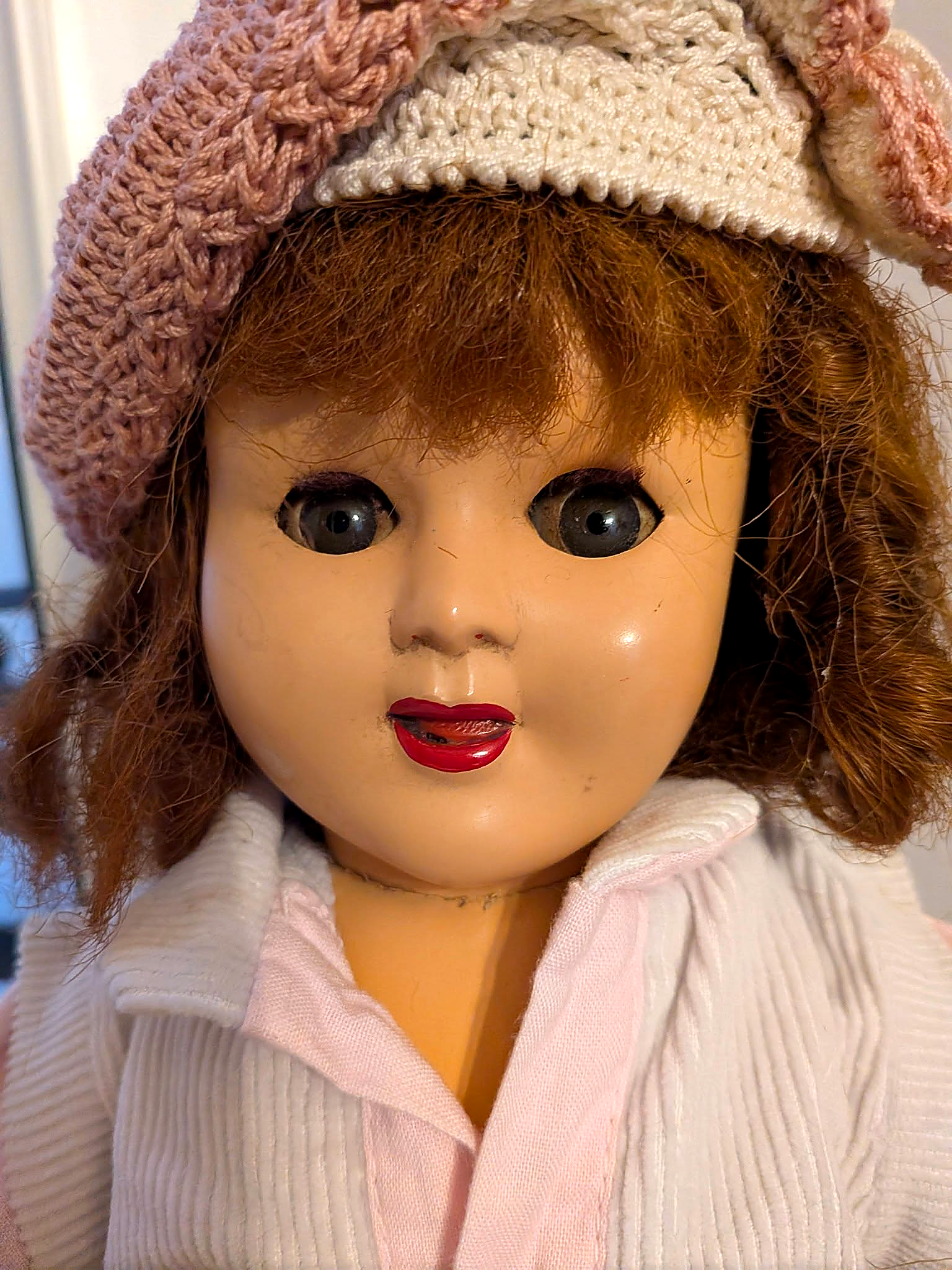 Poupée Gégé — les tenues de Mireille — Portrait du visage, des cheveux bruns et de la coiffe crochetée — vue 4.