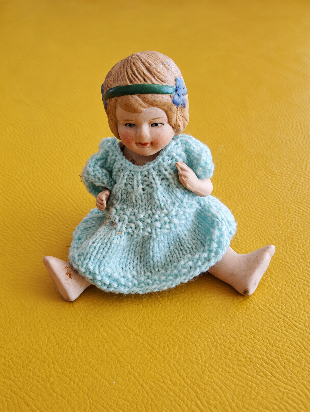 Petite poupée sans marque — trouvaille de Rose Louise — La petite poupée de Rose Louise, assise dans sa robe tricotée vert d’eau — vue 1.