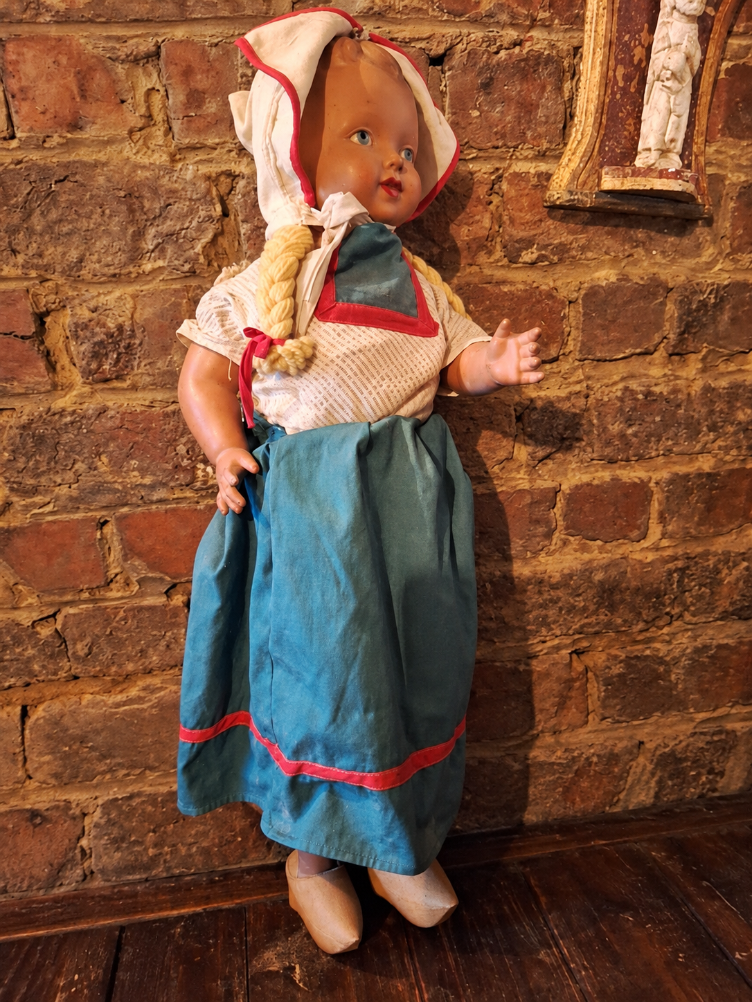 « Bécassine » — poupée marcheuse de Nina — La poupée de Nina en tenue bleue et blanche bordée de rouge, avec coiffe claire et longues tresses blondes — vue 1.