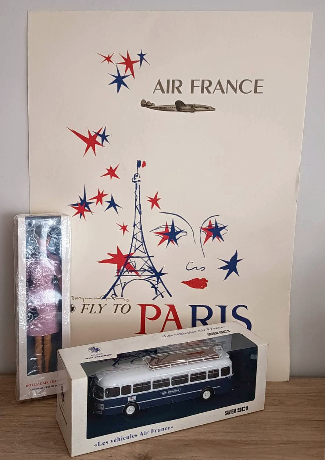 Air France — poupée mannequin et uniforme Balenciaga (1969) — Présentation d’ensemble du coffret Air France, de l’affiche et du bus miniature — vue 3.