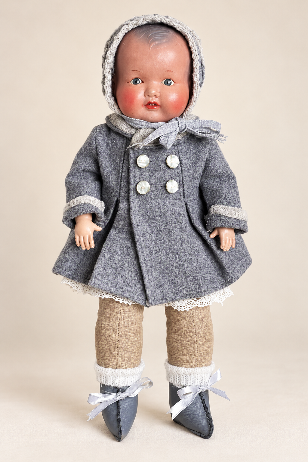 Poupon de 34 cm à tête Convert et corps bourré de paille — collection de Françoise — Poupon de Françoise dans son ensemble gris — vue 1.