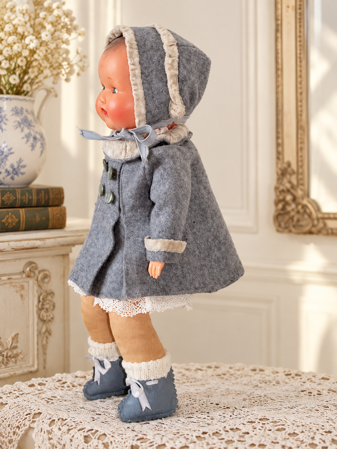 Poupon de 34 cm à tête Convert et corps bourré de paille — collection de Françoise — Poupon habillé, vue de profil — vue 4.