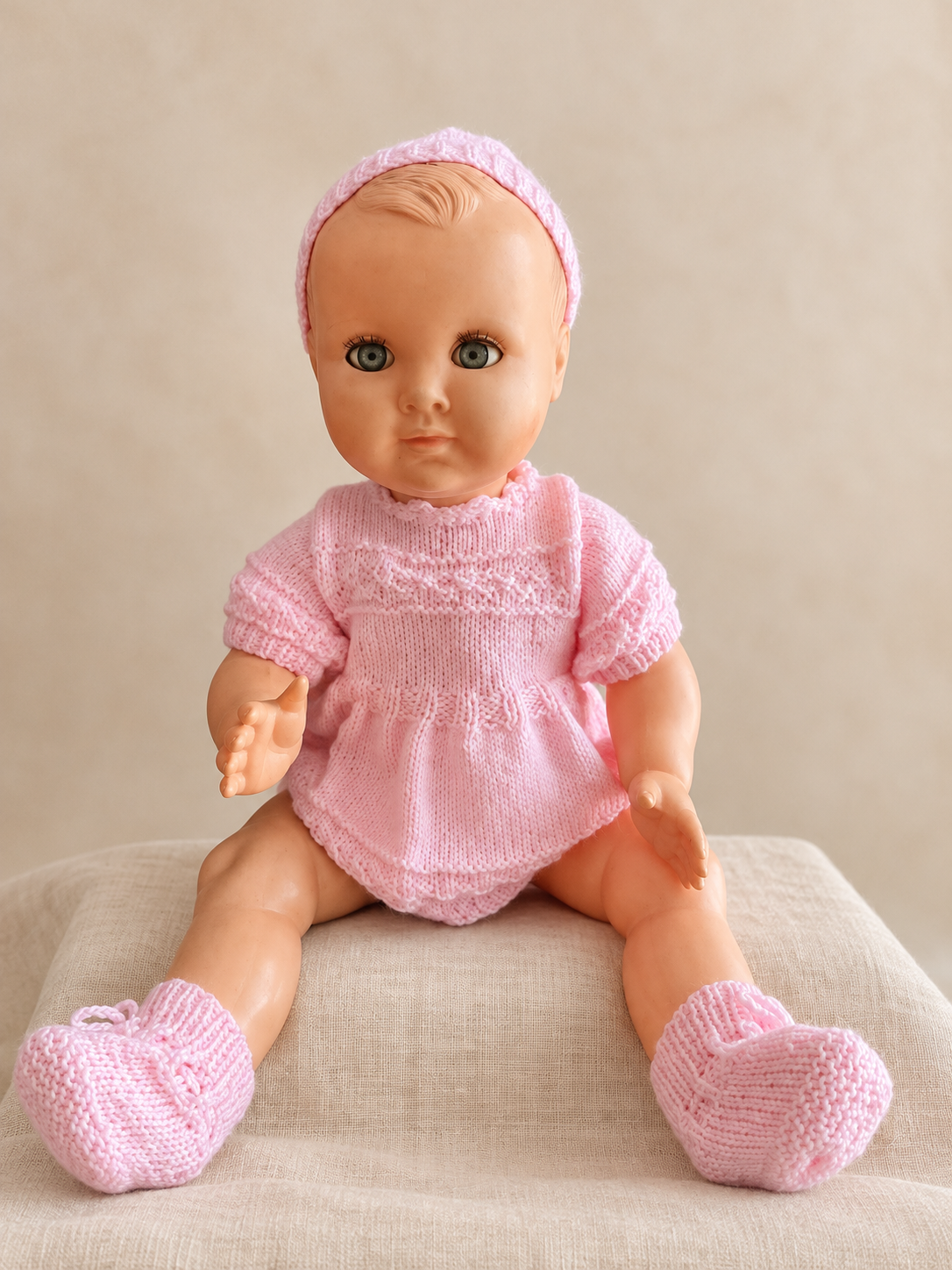 Le poupon d’enfance de Sylvie — la brassière de sa grand-mère — Le poupon d’enfance de Sylvie — la brassière de sa grand-mère — vue 1.