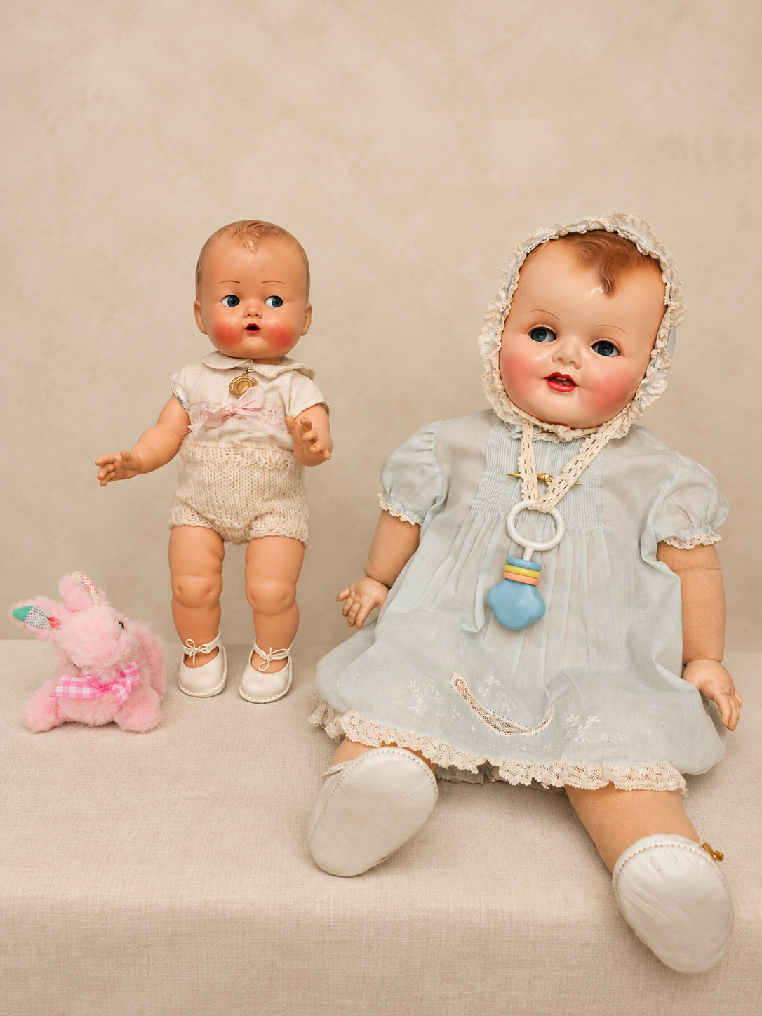 Caroline et gros bébé Raynal — collection de Lydia — Les deux poupées dans leur tenue complète : Caroline debout et le gros bébé Raynal assis — vue 5.