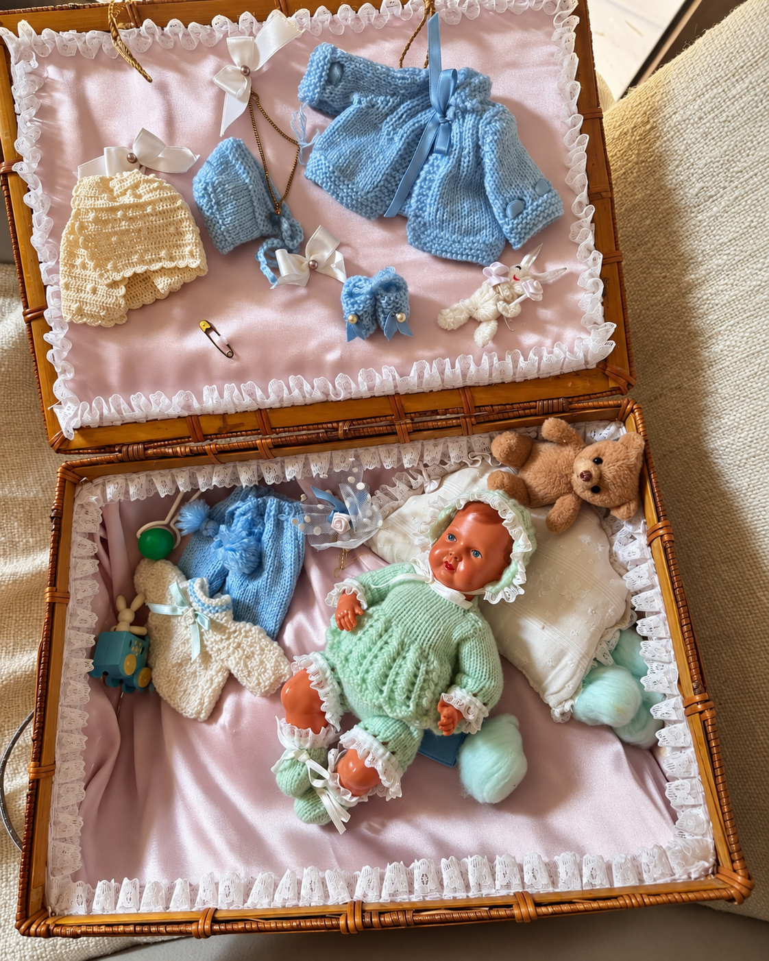 Une petite valise et son trousseau — collection de Louise — La valise ouverte avec le bébé et son trousseau — vue 1.
